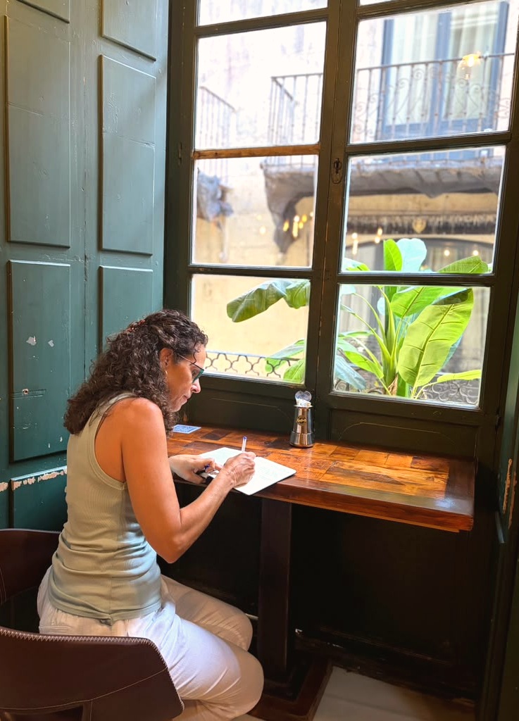 Marisa Angulo escribiendo junto a una ventana